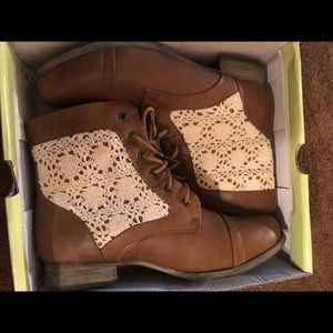 Girls combat like boots